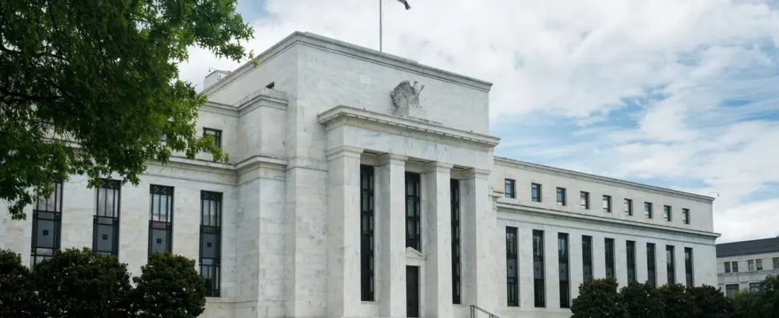 Decisão do Fed sobre juros nos EUA e os impactos econômicos em 2025