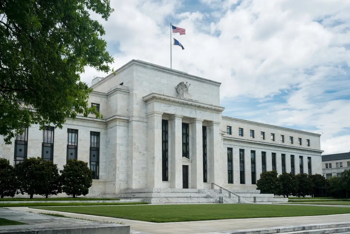 Decisão do Fed sobre juros nos EUA e os impactos econômicos em 2025